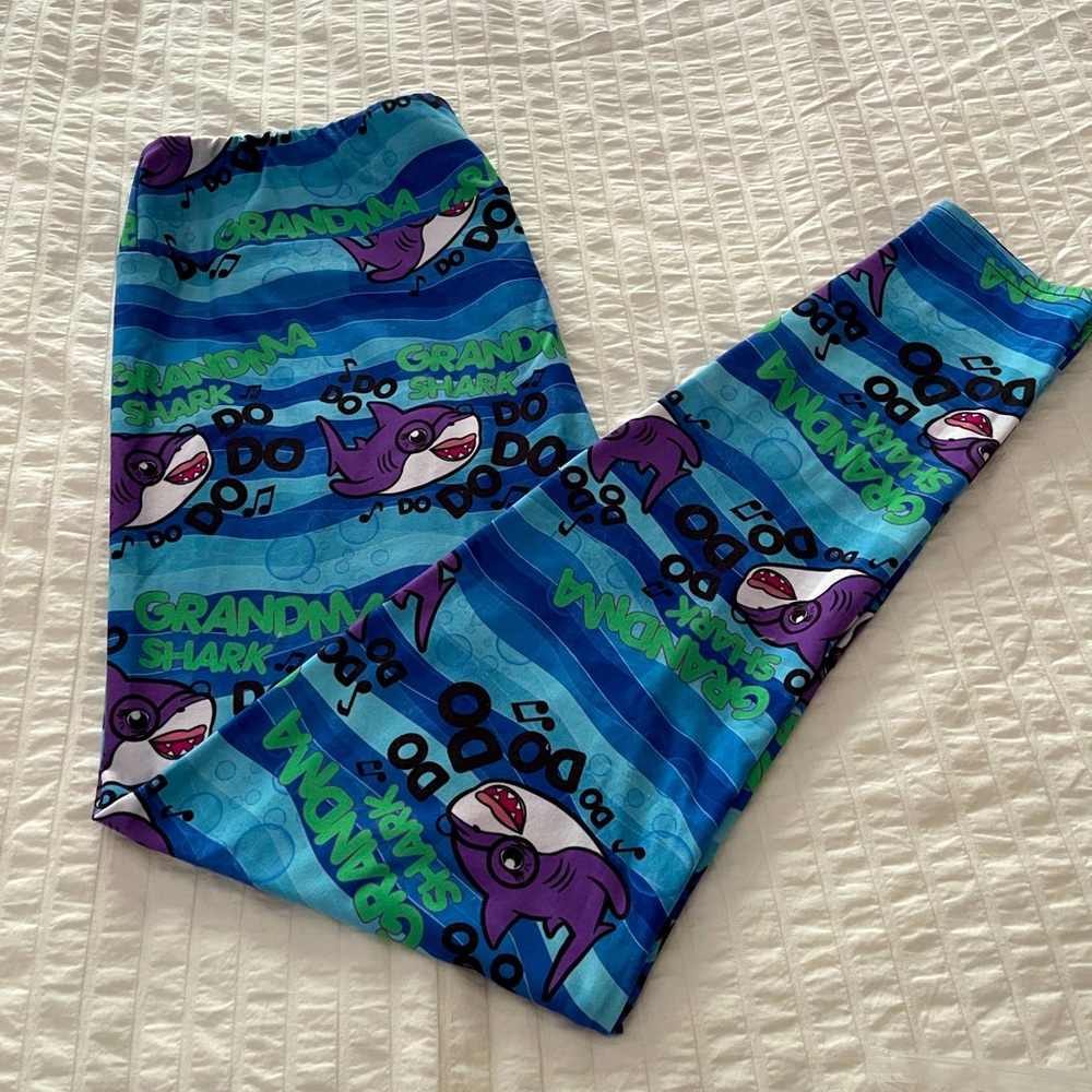 Grandma Shark Leggings.
